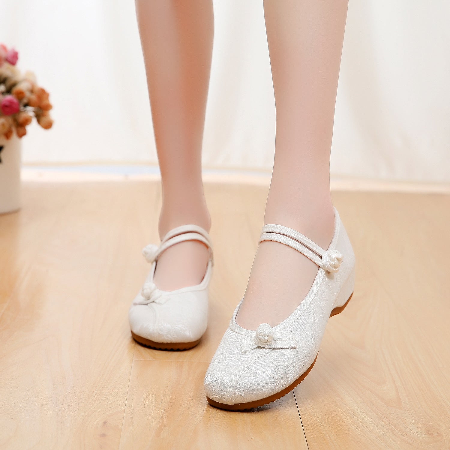 Top Buckle Embroidered Cotton Wedding Ethnic Style Canvas Shoes