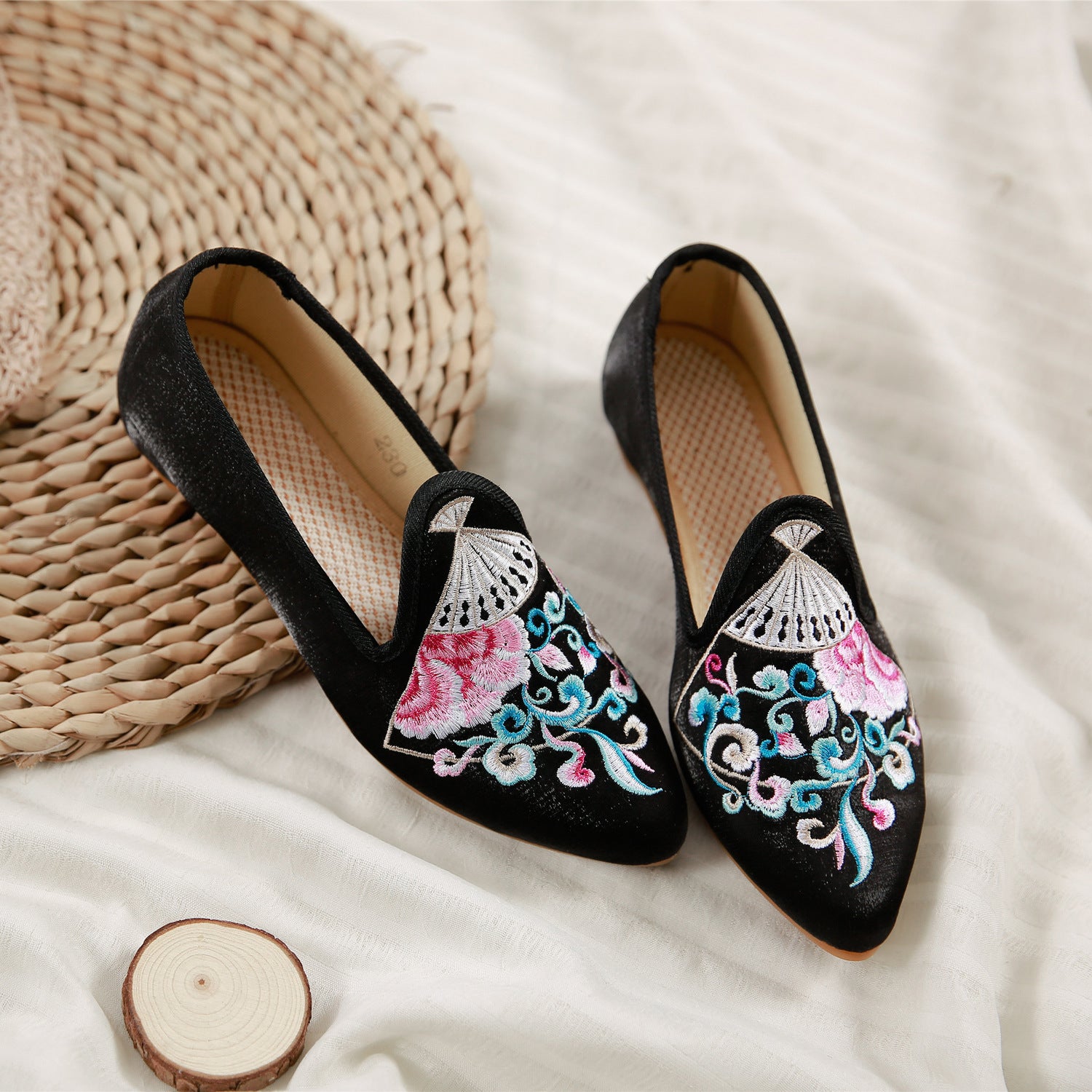 Women's Pumps Retro Shallow Mouth Embroidered Cotton Casual Shoes