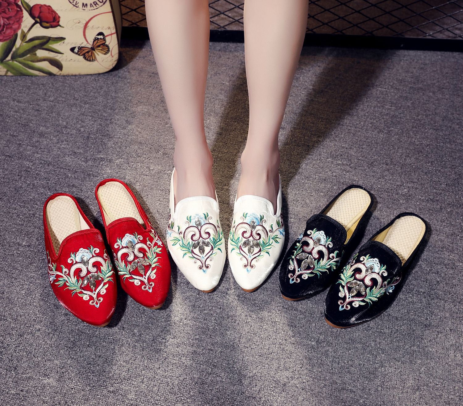 Pointed-toe Muller Ethnic Style Embroidered Home House Slippers