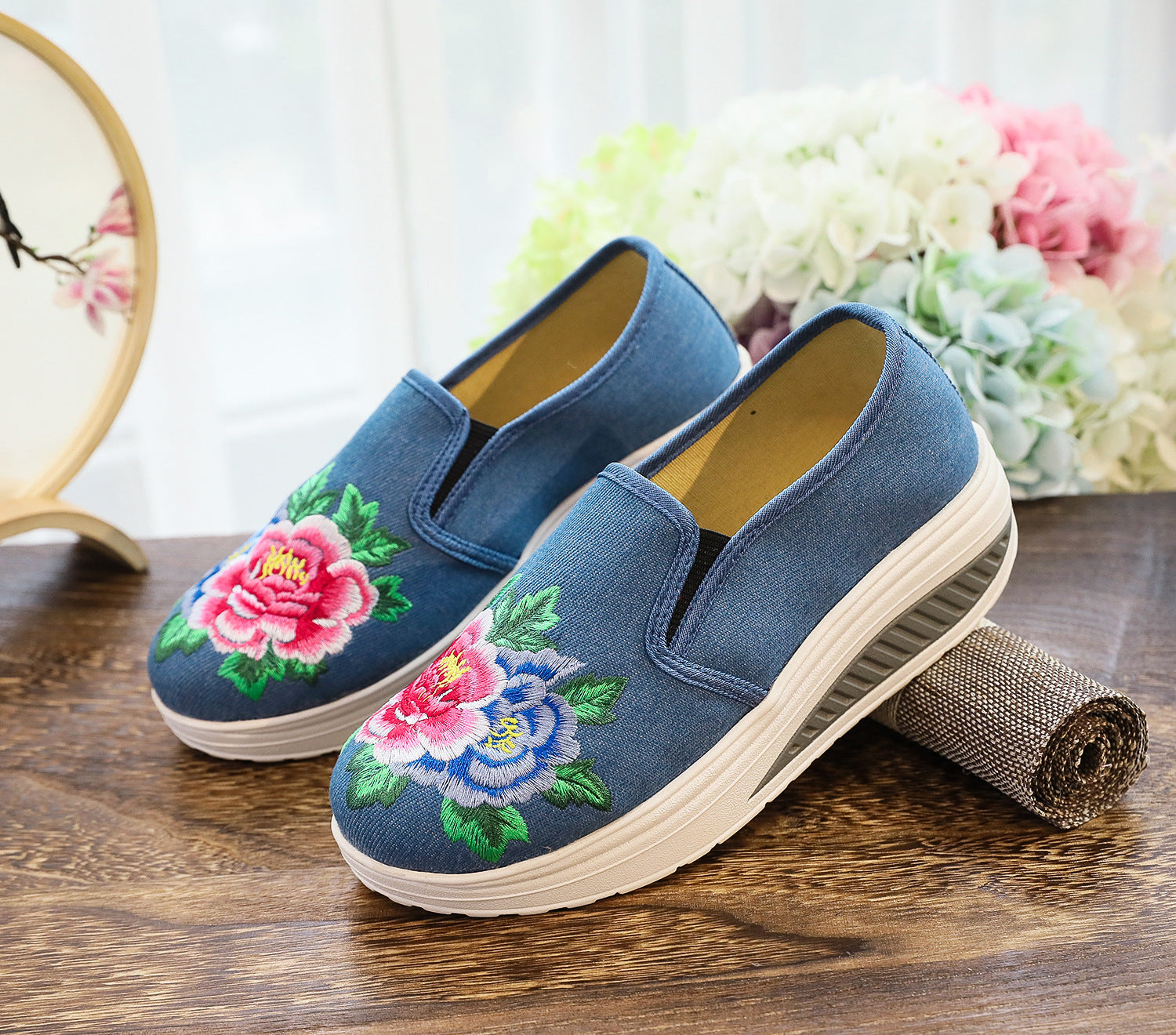 Classic New Stylish Rocking Slip-on Embroidered Sneakers