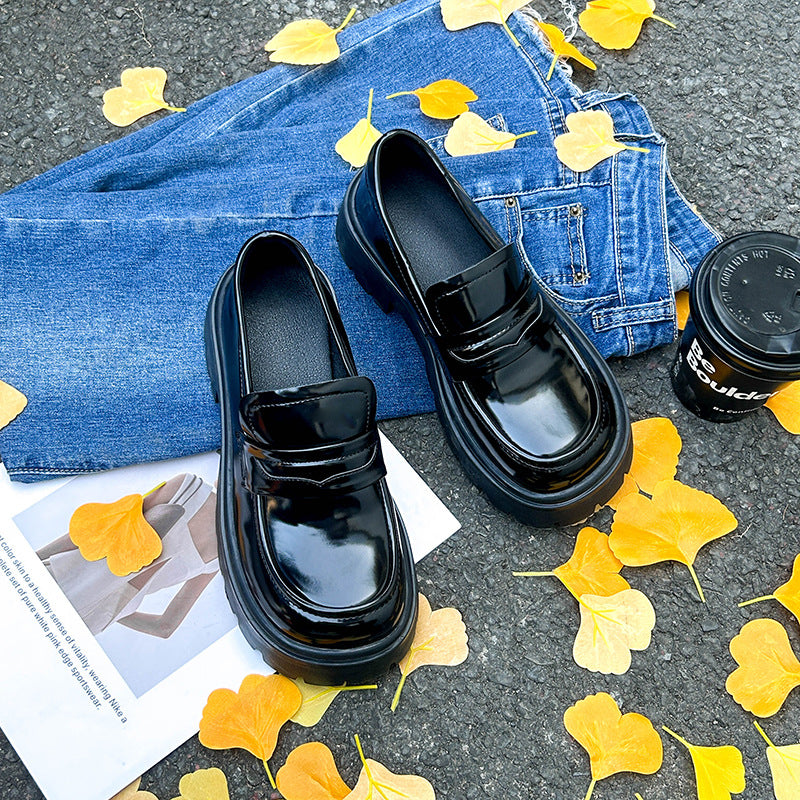 Kleine schwarze Slip-On-Loafer im authentischen britischen Stil für Damen