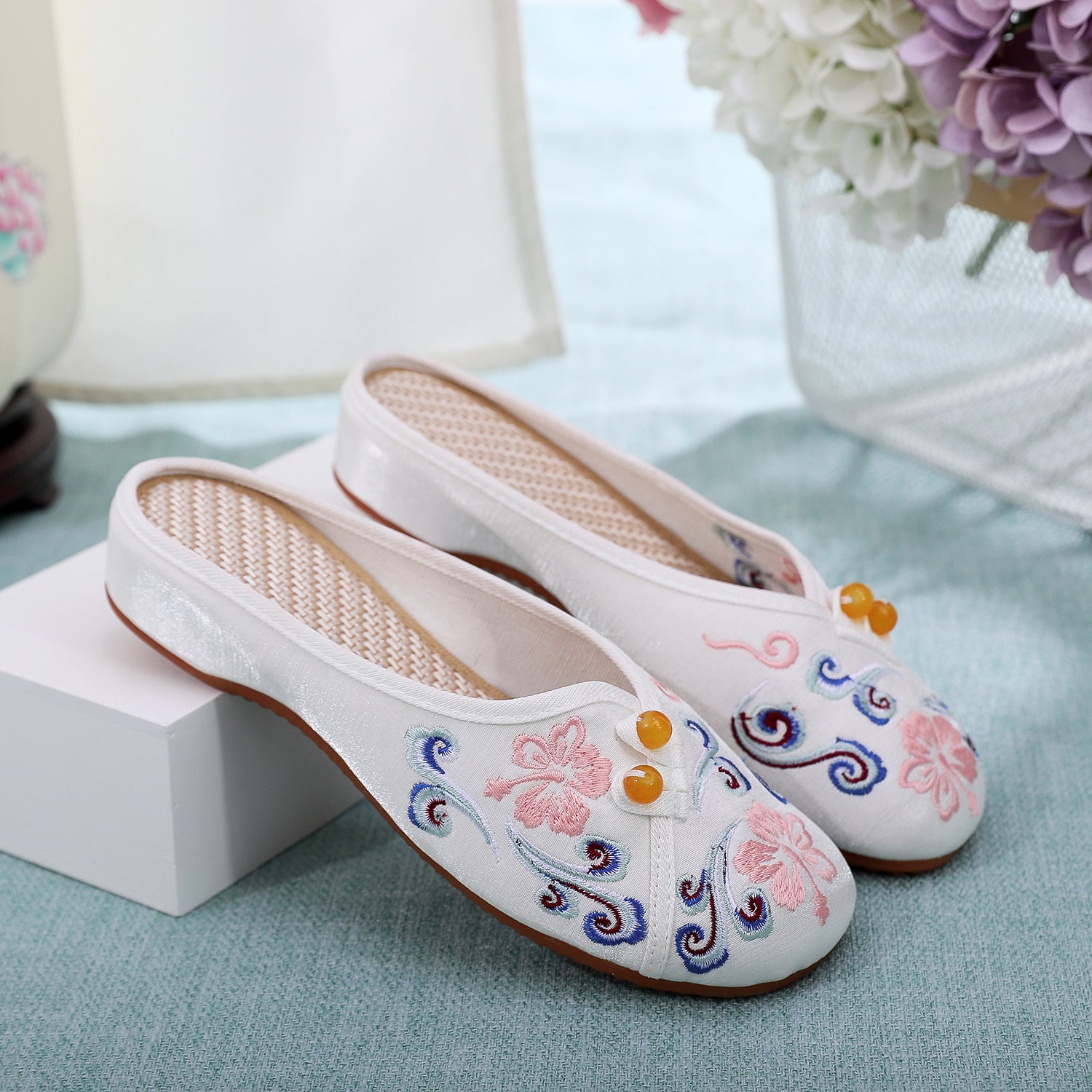 Women's Flat Soft Bottom Retro Button Embroidery Ancient Canvas Shoes
