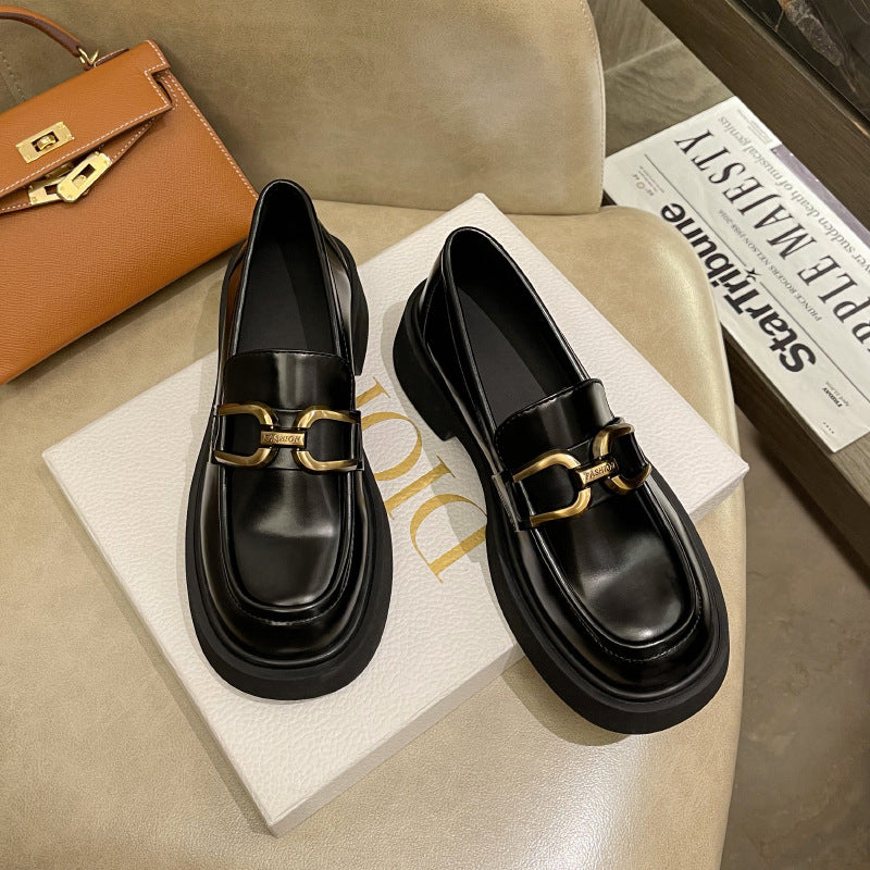 Damen-Loafer mit Plateausohle, runder Zehenpartie und Metallschnalle im britischen Stil