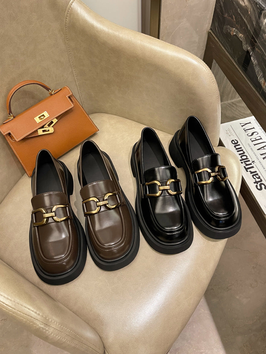 Damen-Loafer mit Plateausohle, runder Zehenpartie und Metallschnalle im britischen Stil