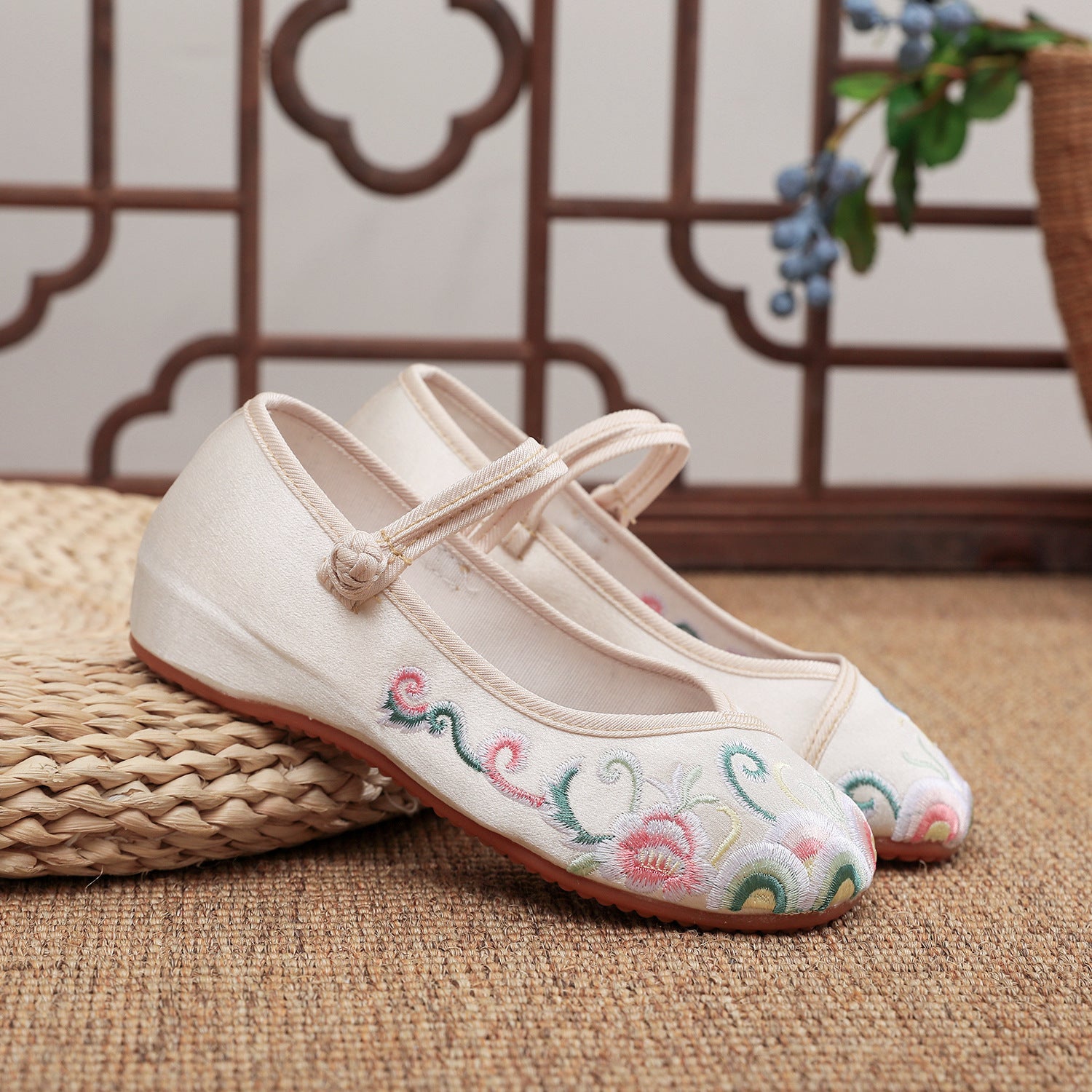 Women's Ancient Style Mercerizing Satin Ethnic Embroidered Low Canvas Shoes