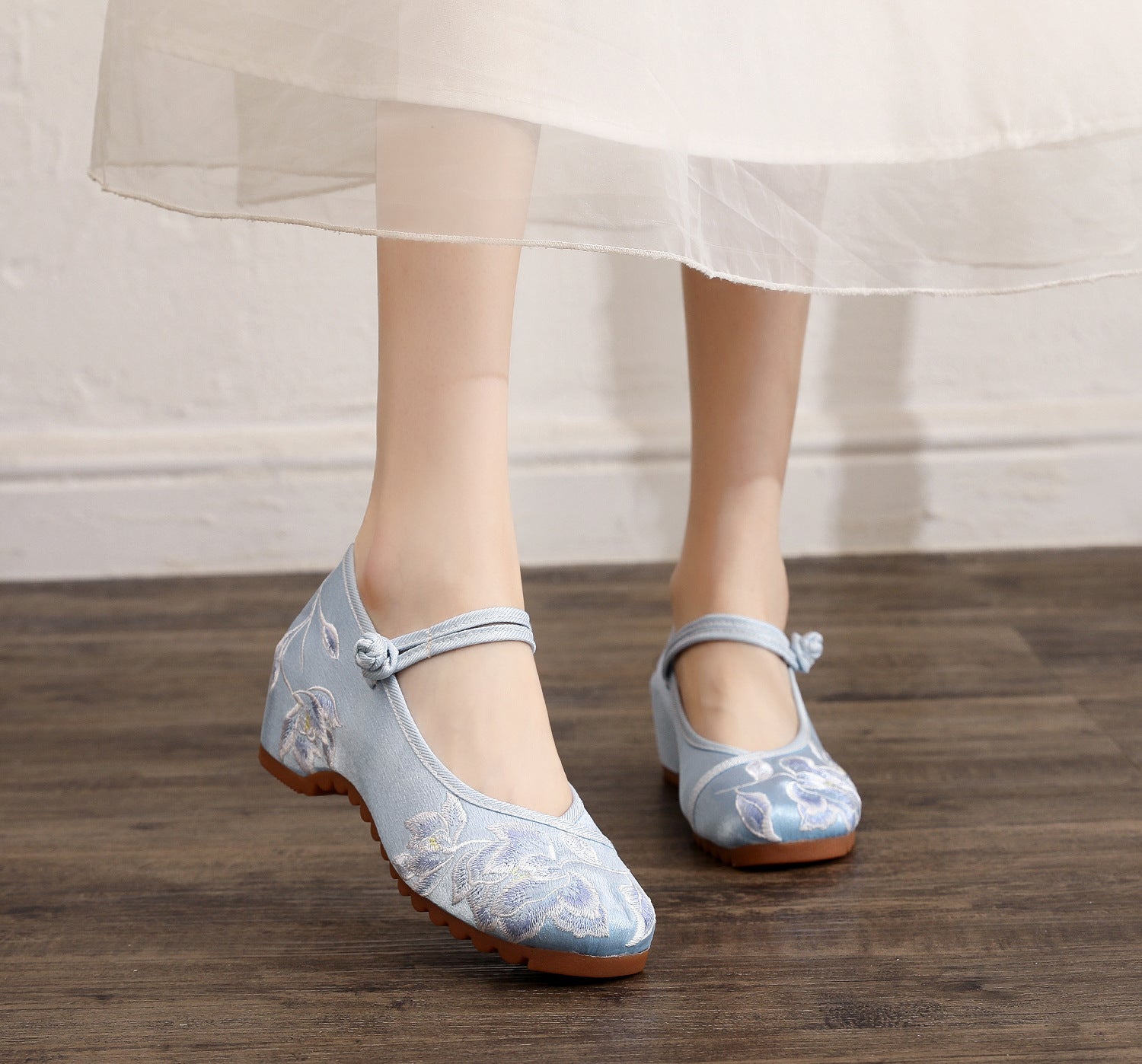 Zapatos de lona bordados antiguos Cheongsam elevados con punta Invisible para mujer