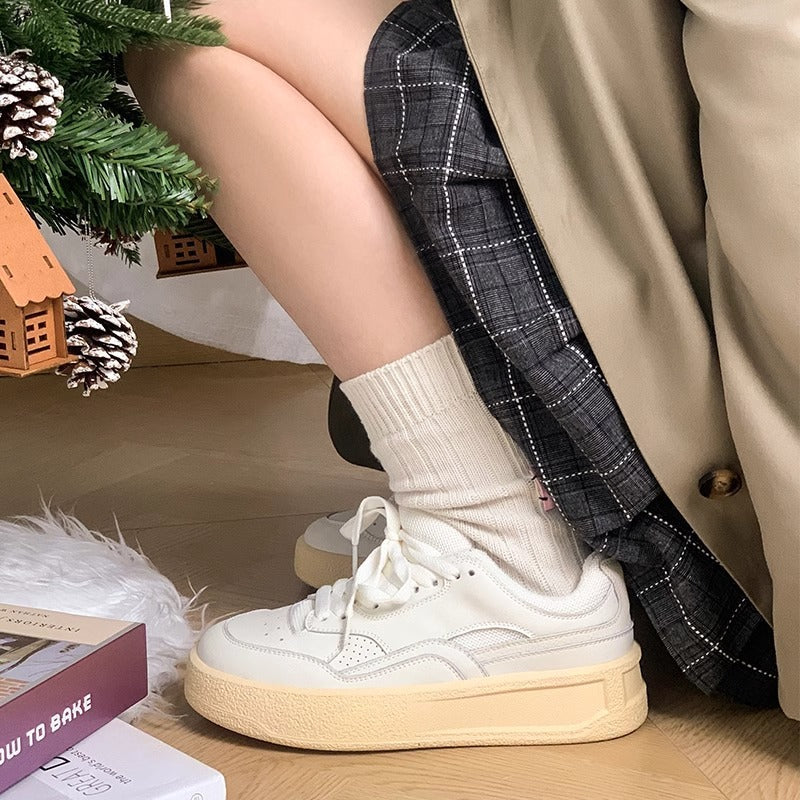 Einfache weiße Retro-Sneakers im künstlerischen Stil für Damen