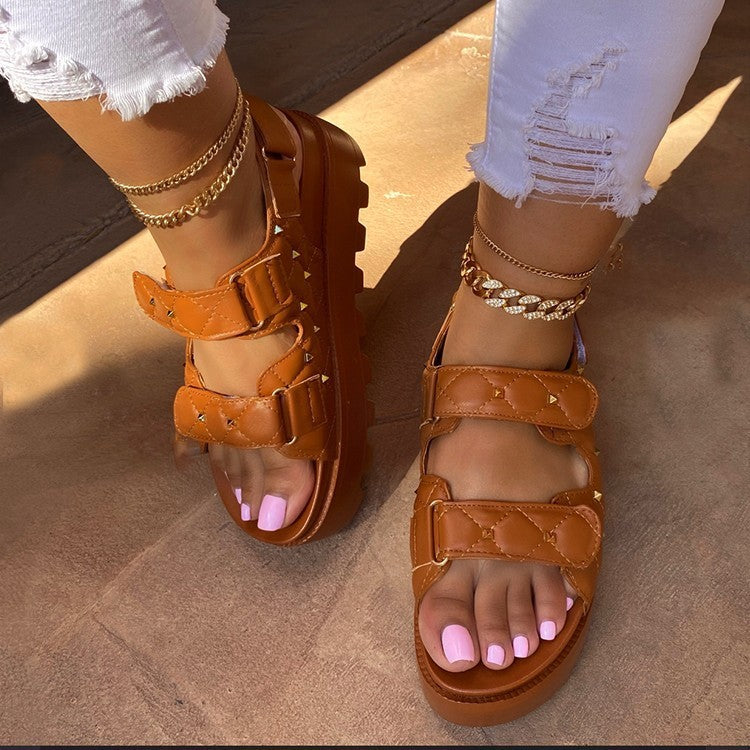 Sandales d'été à semelles épaisses et rivets pour femmes, motif muffin à carreaux, grande taille