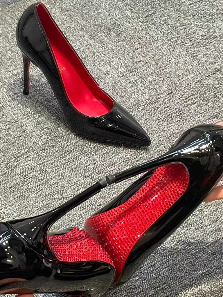 Chaussures à talons aiguilles pointus et sexy pour femmes de style français en vernis noir