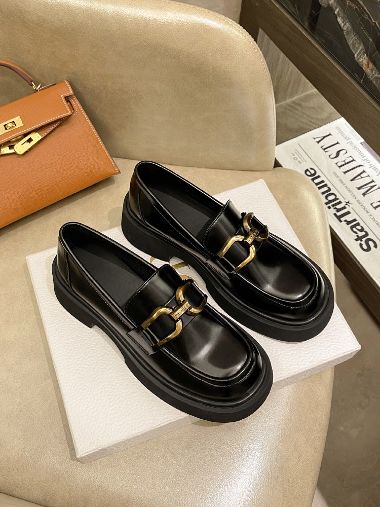 Damen-Loafer mit Plateausohle, runder Zehenpartie und Metallschnalle im britischen Stil