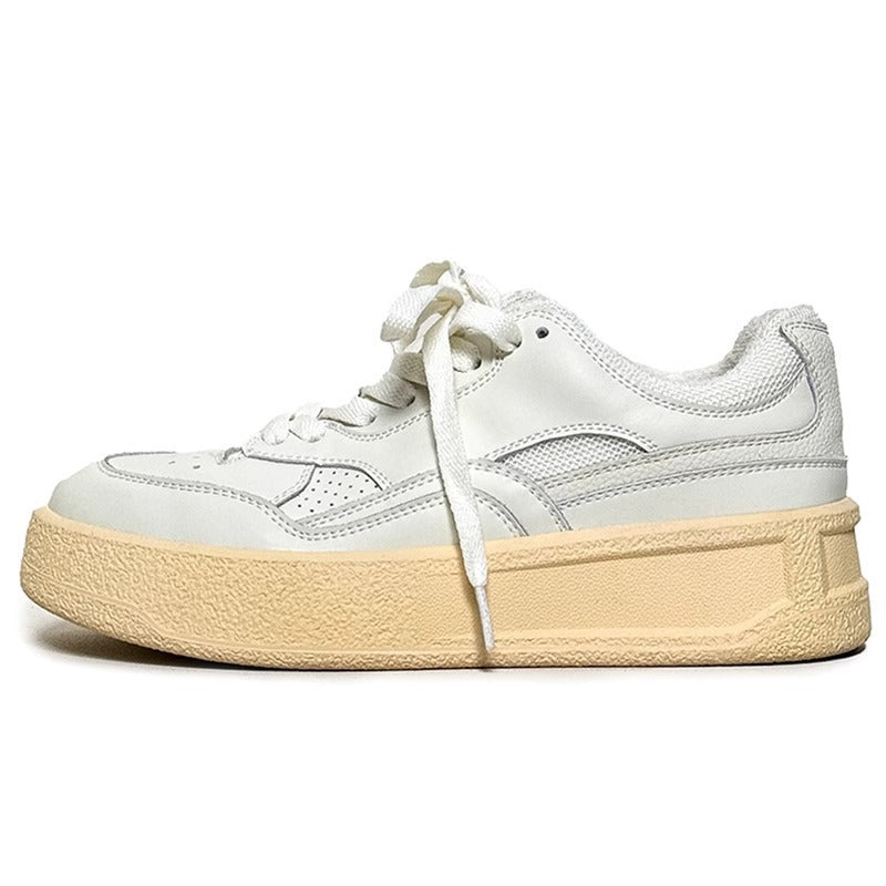 Einfache weiße Retro-Sneakers im künstlerischen Stil für Damen