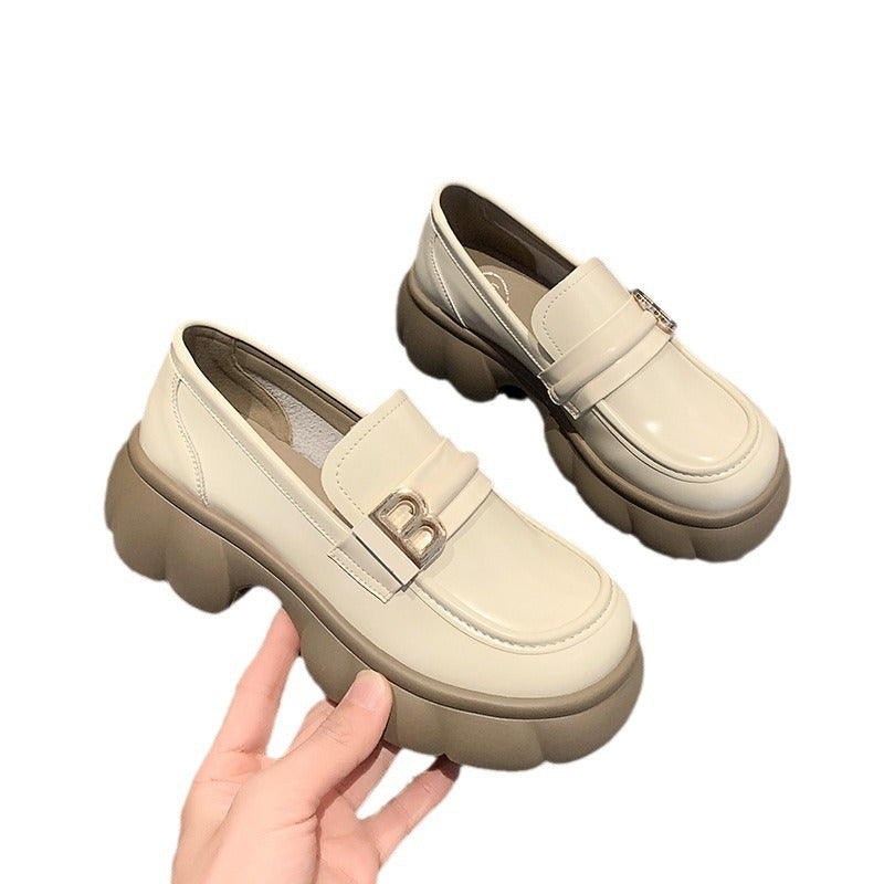 Kleine Slip-On-Loafer im britischen Stil für Damen mit französischer Plateausohle