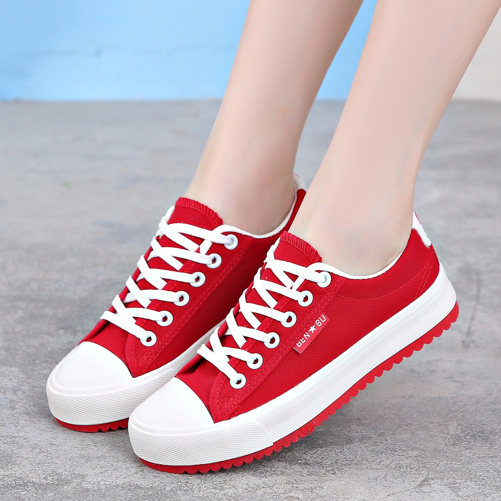 Women's Style Solid Color Low Top Lightweight Canvas Shoes