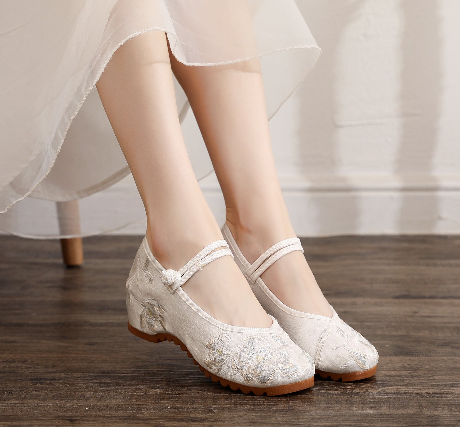 Zapatos de lona bordados antiguos Cheongsam elevados con punta Invisible para mujer