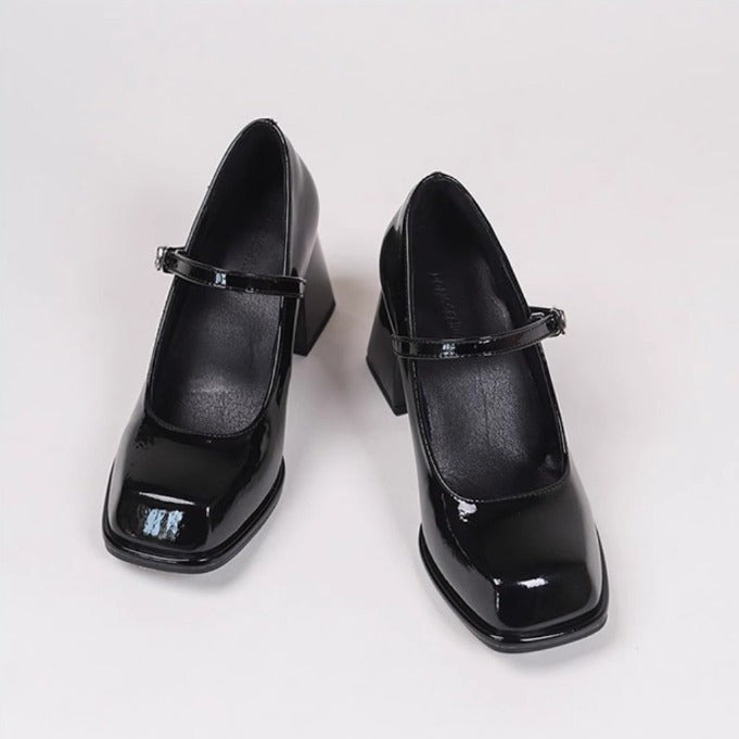 Chaussures noires vernies à bout carré avec boucle pour femmes