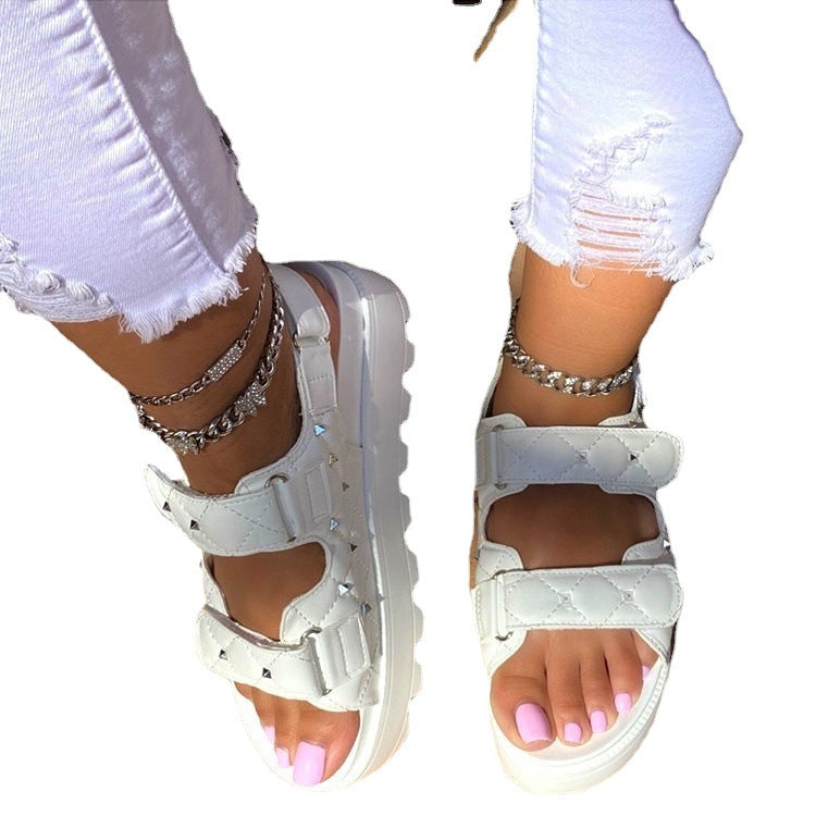 Damen Sommer Sandalen mit dicker Sohle und Nieten-Plaid-Muffin-Muster in Übergröße