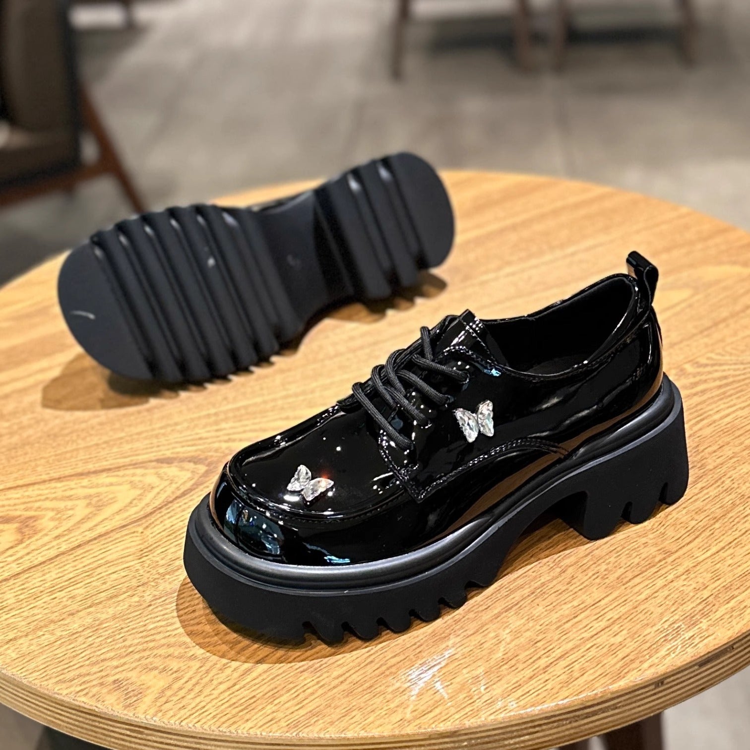 Mocassins noirs à une seule couche pour femmes avec décoration de petit papillon de style britannique