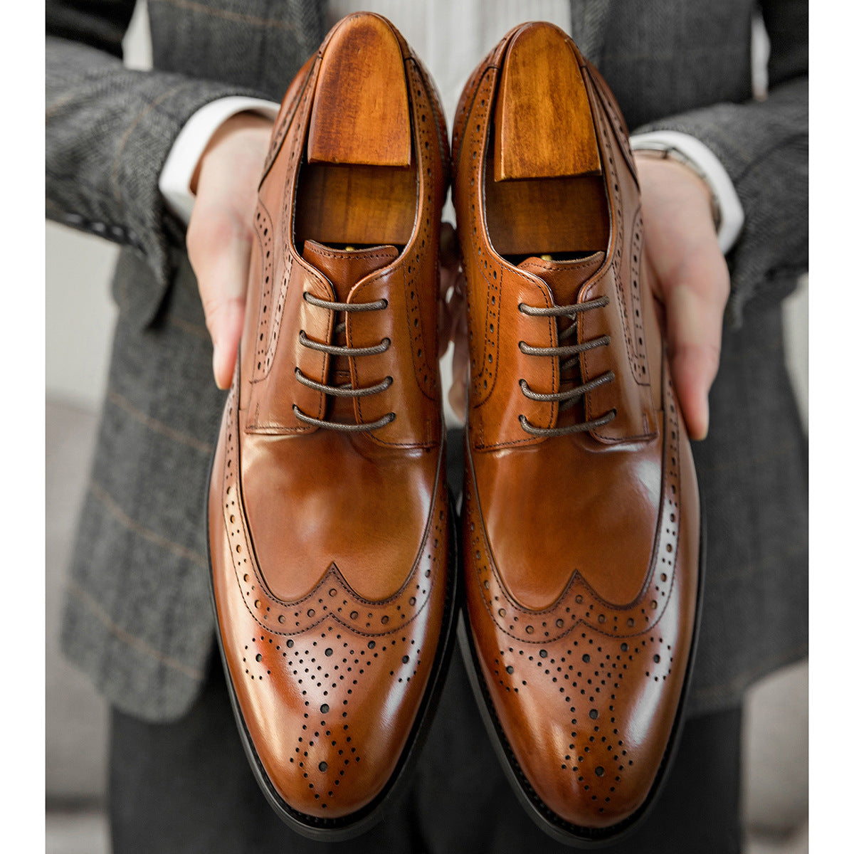 Zapatos clásicos elegantes de cuero tallado de estilo británico para hombre