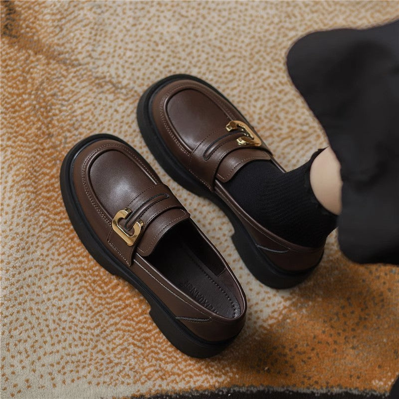 Weiche Loafer im britischen Stil für Damen mit Federdesign und dicker Sohle