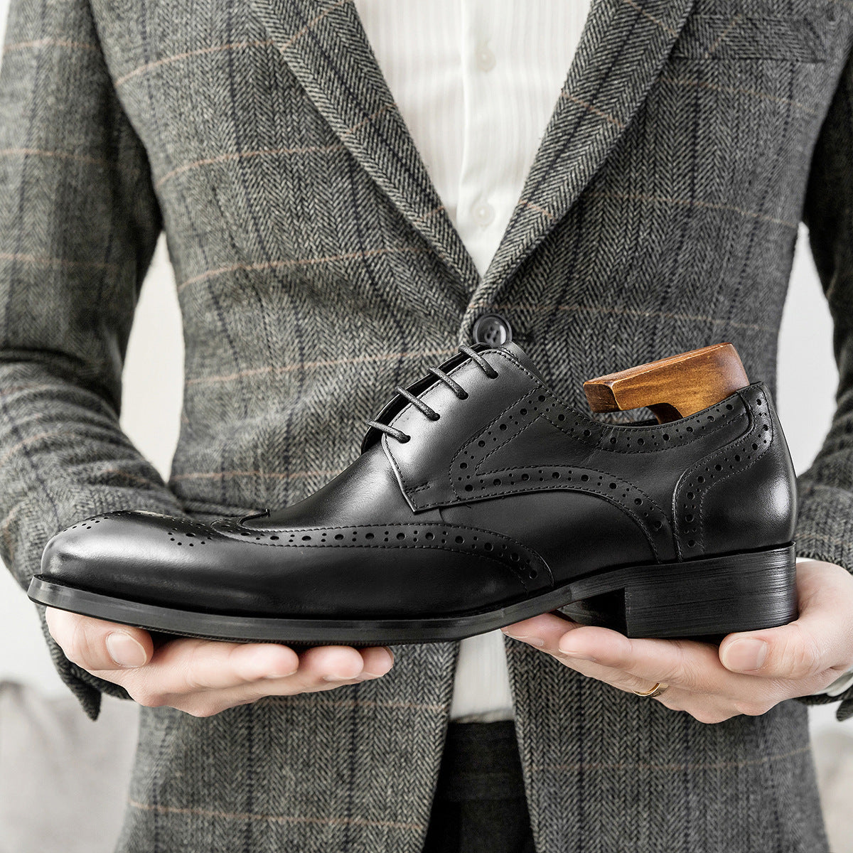 Zapatos clásicos elegantes de cuero tallado de estilo británico para hombre