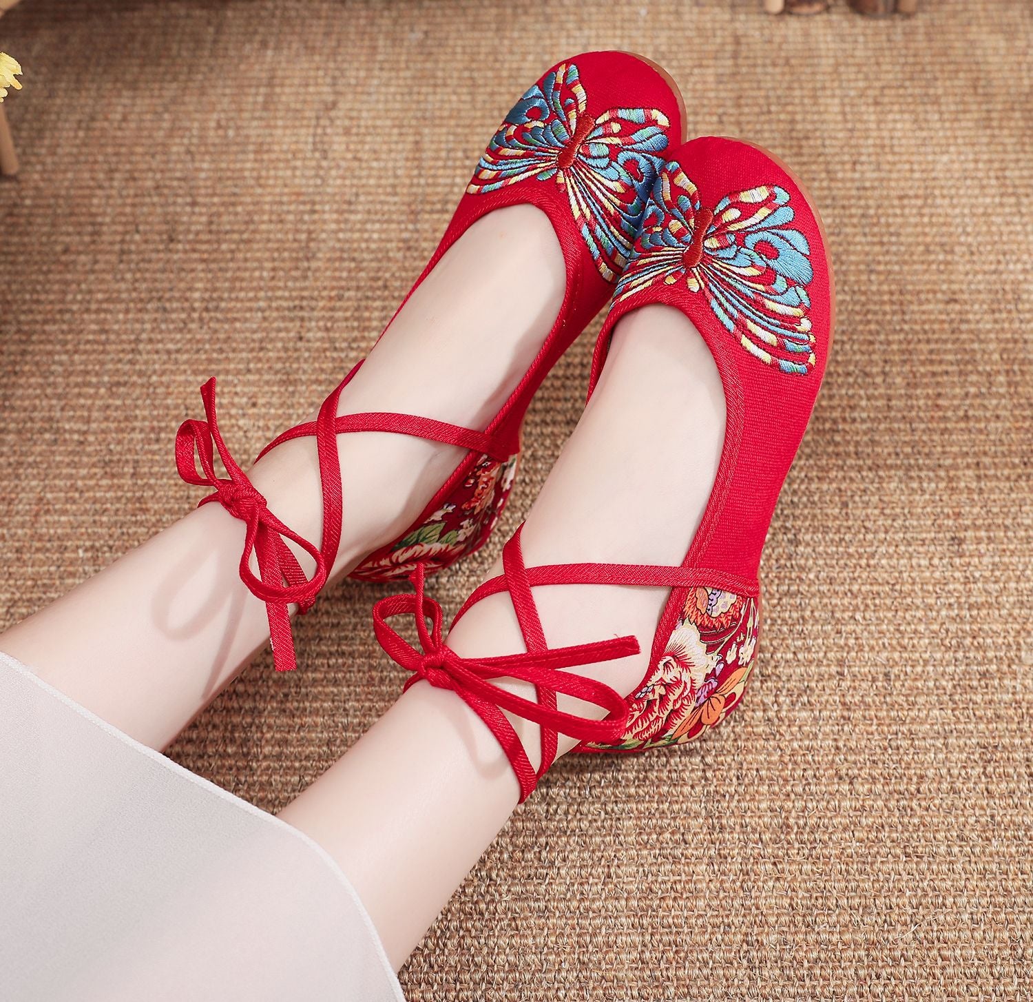 Women's Low-cut Tendon Sole Dancing Butterfly Embroidered Cloth Casual Shoes