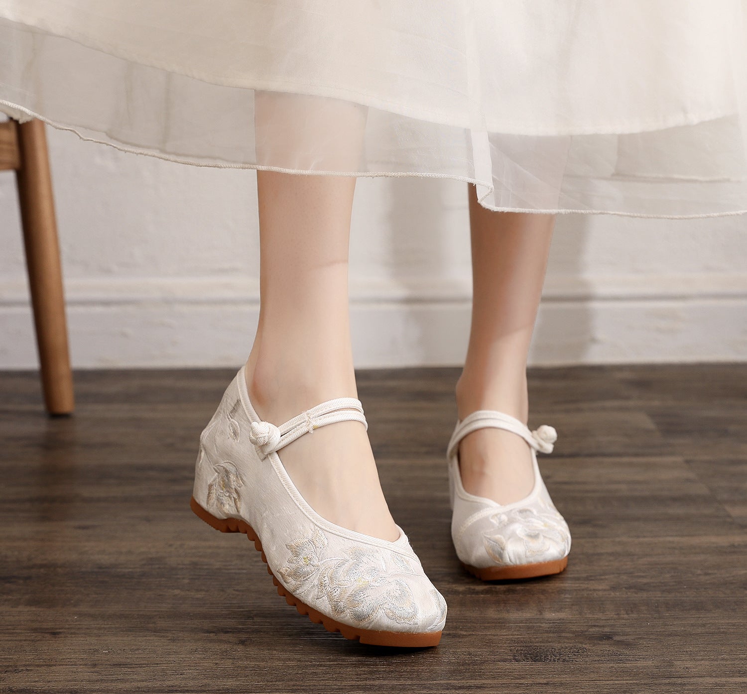 Chaussures en toile brodées antiques Cheongsam surélevées invisibles pour femmes